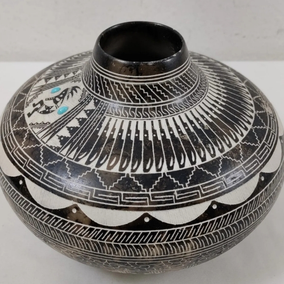 Beautiful Navajo Pottery Etched Seed Pot by Myron Charley With Inlaid Turquoise - Picture 2 of 12
